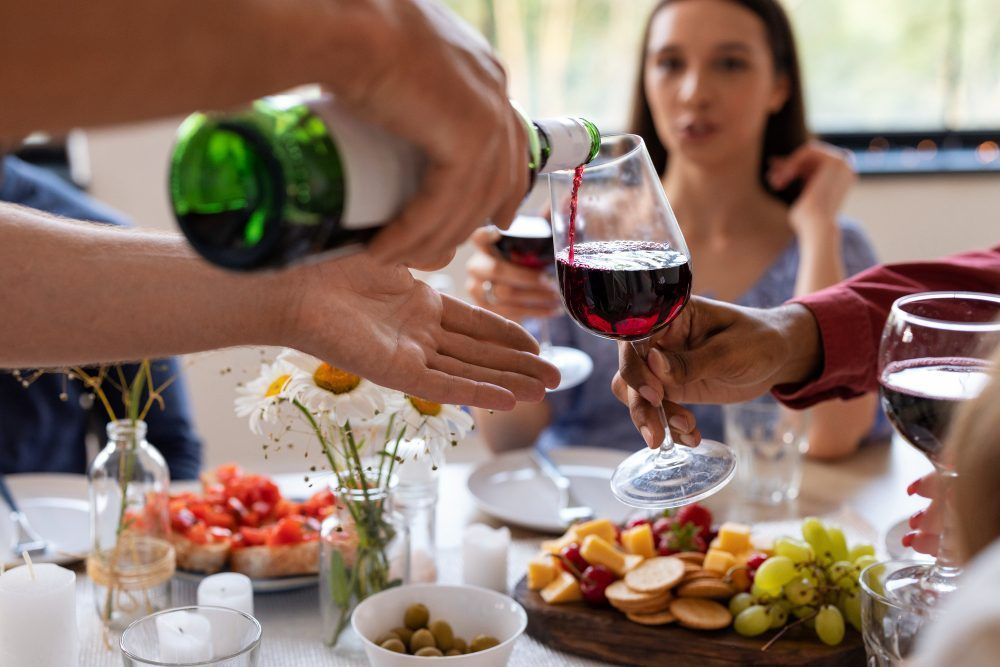 Vue de face d'amis lors d'un dîner