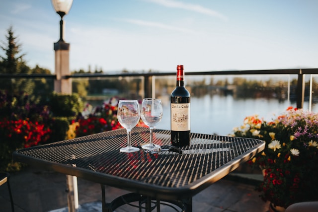 bouteille de vin sur table noire